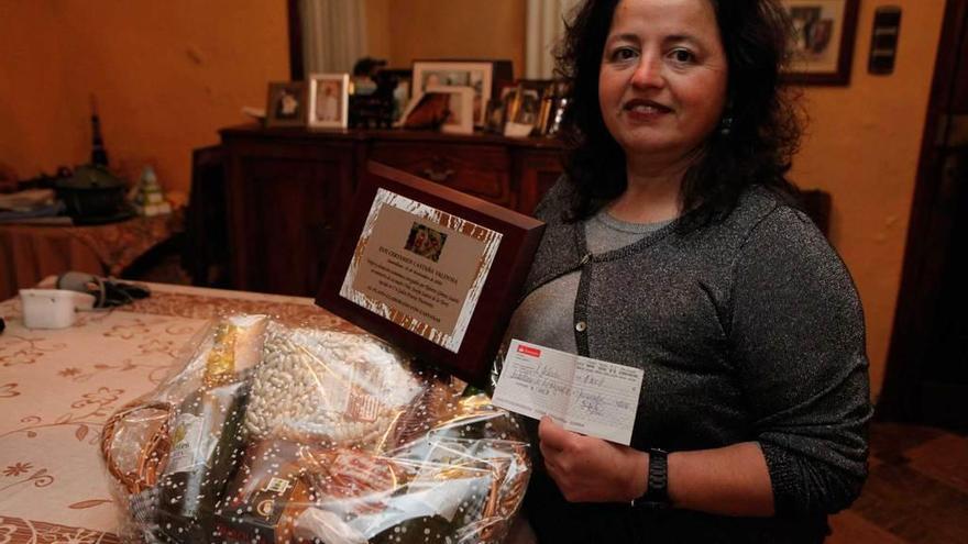 Pilar Vega, con los premios recibidos.