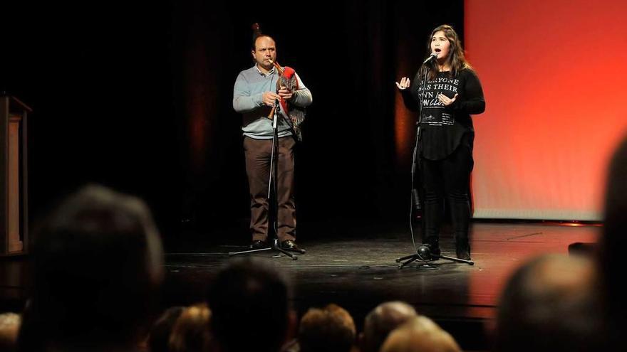 Lucía Rojo, con Alfonso de Les Regueres a la gaita, durante su actuación.