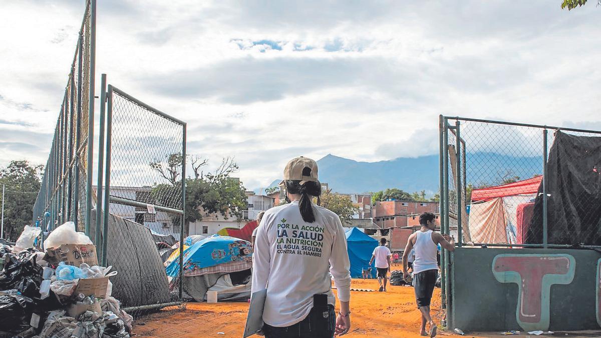 Una trabajadora de Acción contra el Hambre entra en un asentamiento de supervivientes en La Guaira, una de las localidades más afectadas por los terremotos de Venezuela.
