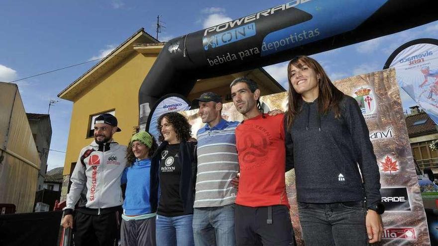 De izquierda a derecha, Borja Fernández, Eva Cruz, Amaia Amantegi, Ander Cangas, Jokin Lizeaga y Sandra Sevillano, ante el podio de la Redes Trail.