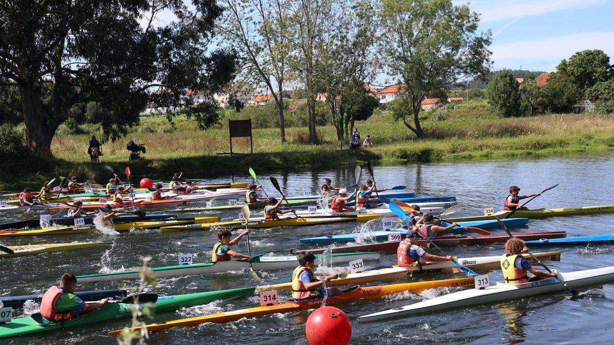 Prueba de piragüismo desarrollada en el río Umia.
