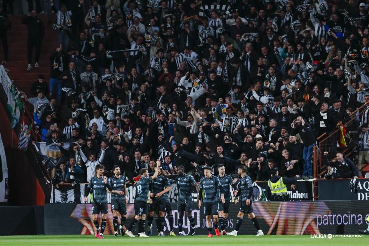 Los jugadores albinegros celebran el tanto anotado por Brignani junto a su afición