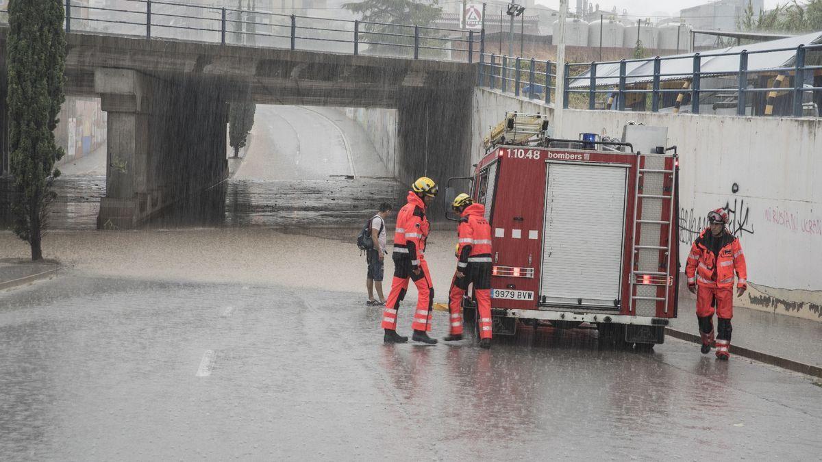 Els Bombers, en un aiguat fa uns dies a Manresa