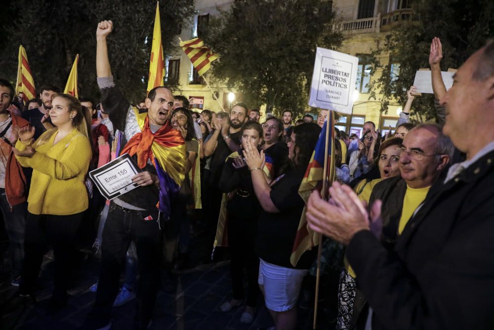 Anhänger der katalanischen Separatisten demonstrieren auf dem Rathausplatz von Palma