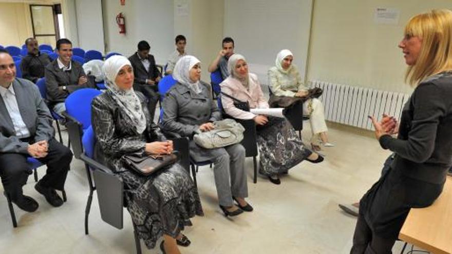 Un grupo de musulmanes, durante la inauguración de una asociación en Castellón.