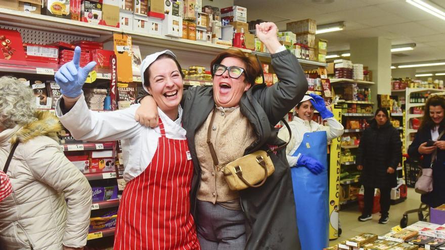 Dos trabajadoras del supermercado Familia de la rúa Alcalde Lens en el barrio de Agra do Orzán de A Coruña celebran el tercer premio del 90693