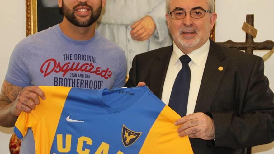 Nono, último fichaje del UCAM, con José Luis Mendoza.