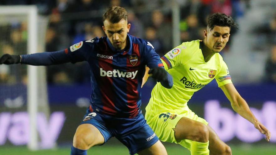 Chumi (i) durante el partido de ida ante el Levante.