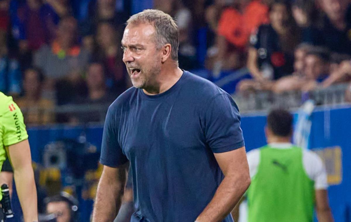 Hansi Flick durante el Barça-Valencia de LaLiga 2025/26