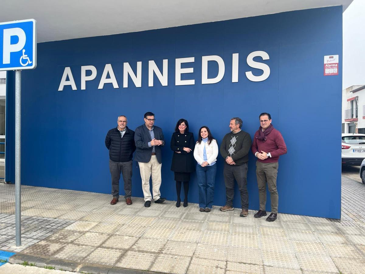 Representantes institucionales en su visita a Apannedis