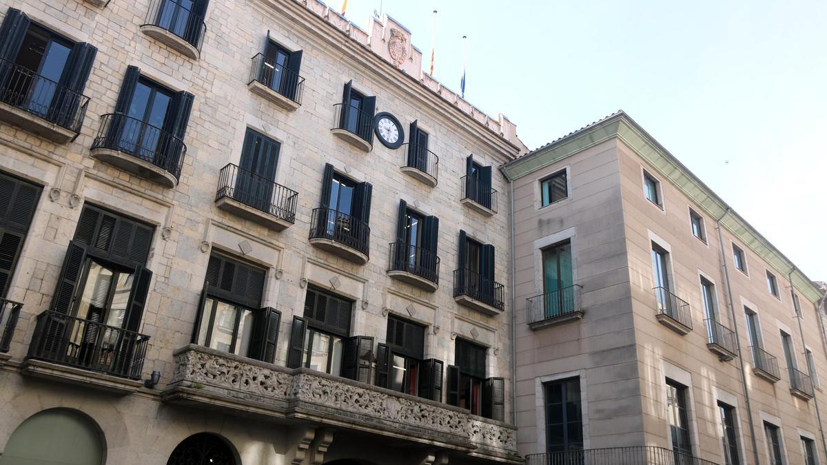 La façana de l'Ajuntament de Girona, a la plaça del Vi.