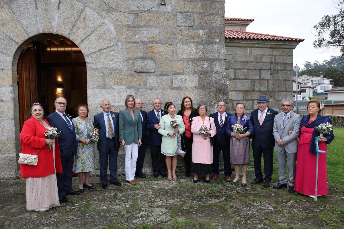 Marta Fernández-Tapias con los homenajeados. Bodas de oro Coruxo. 22 octubre 2023. José Lores