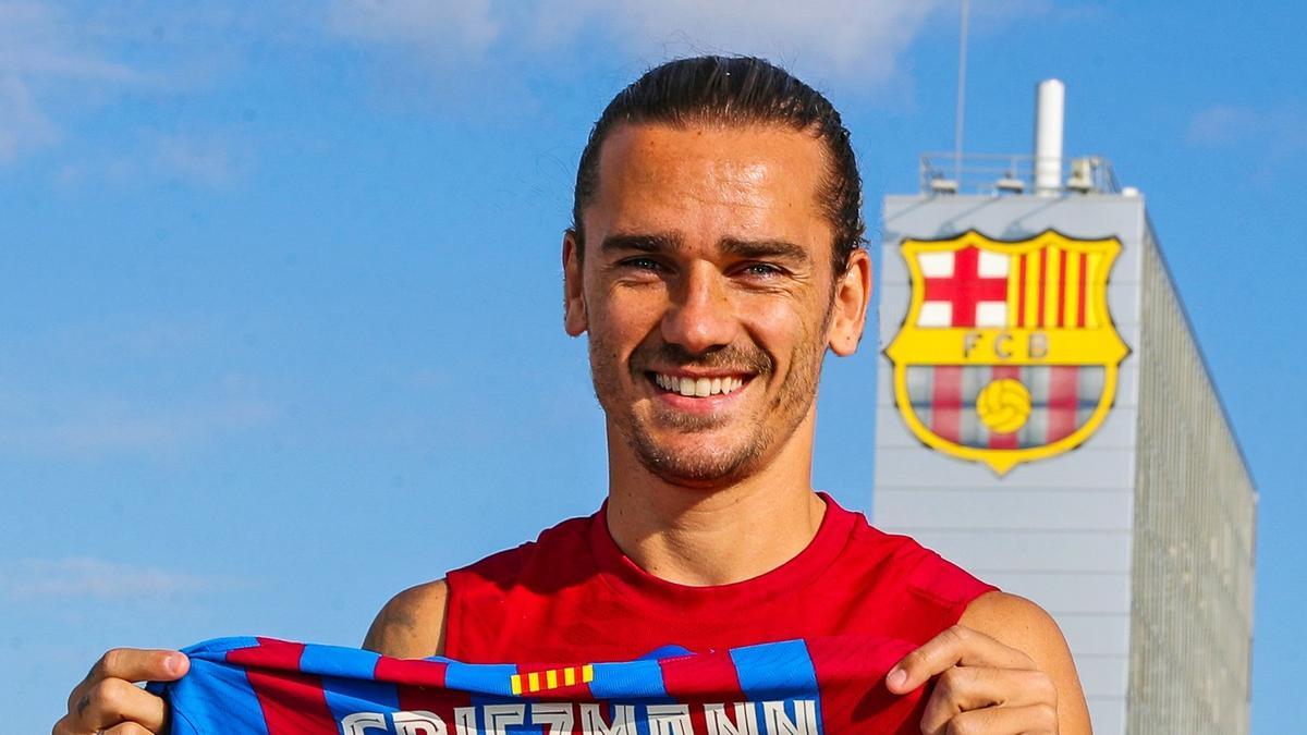 Griezmann posando con la camiseta del Barça