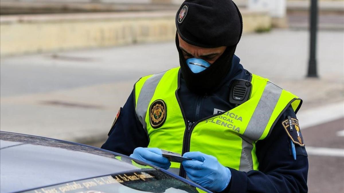 Un policía de Valencia, protegido frente al coronavirus