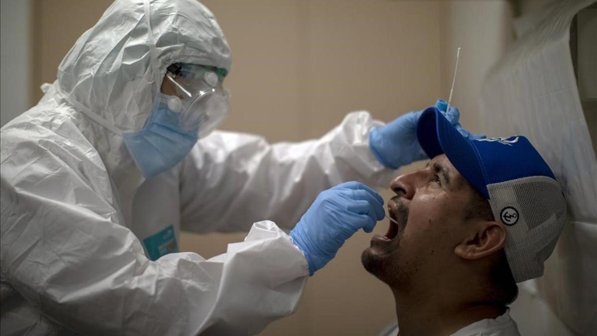 Realización de un test PCR en un centro médico de L'Hospitalet