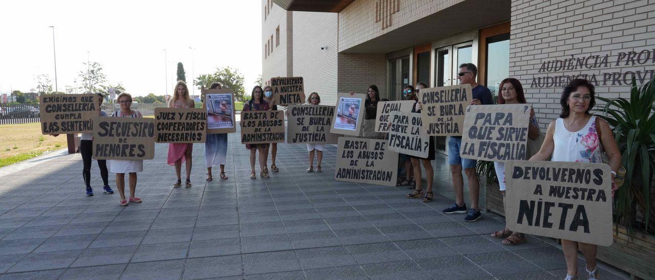 Los abuelos que urgen la custodia de su nieta se manifestaron ayer, junto a familiares y otros afectados por casos similares, ante la Ciudad de la Justicia para reclamar que las sentencias se ejecuten.