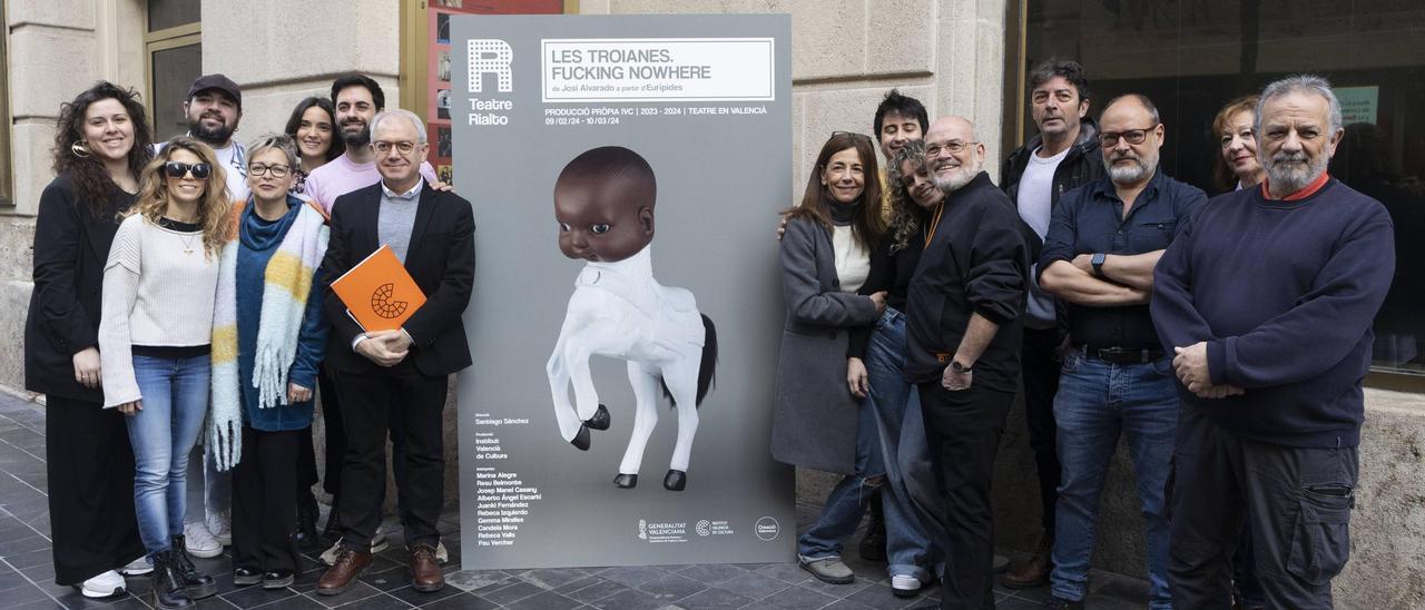 El equipo artístico de Les Troianes en el Teatro Principal, junto a Abel Guarinos, director del IVC.