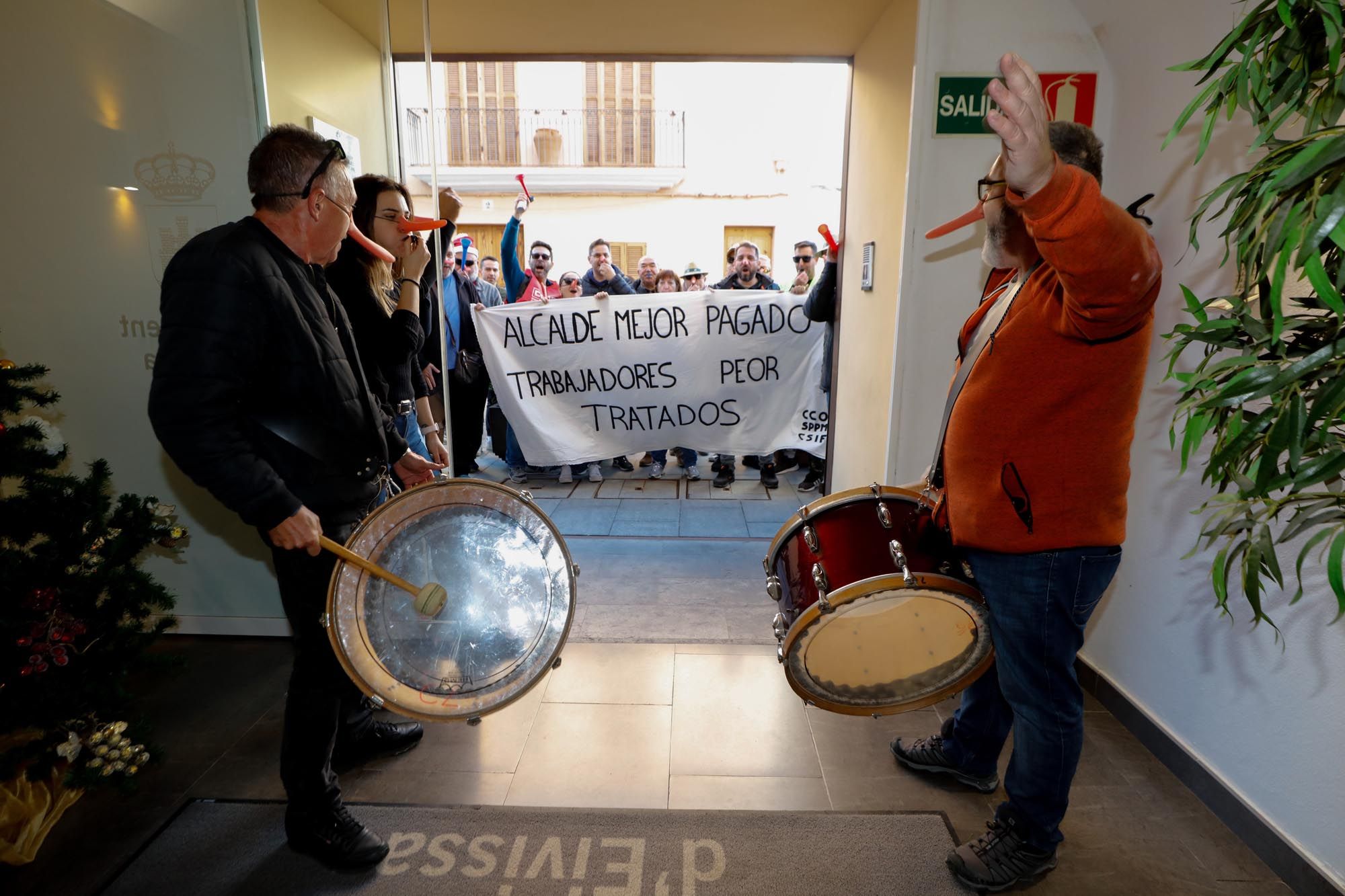 Trabajadores del Ayuntamiento de Ibiza se manifiestan por los puestos de trabajo