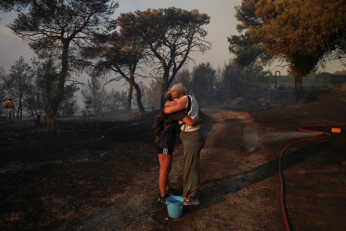 Dos grandes incencios cerca de Atenas obligan a evacuar a miles de personas