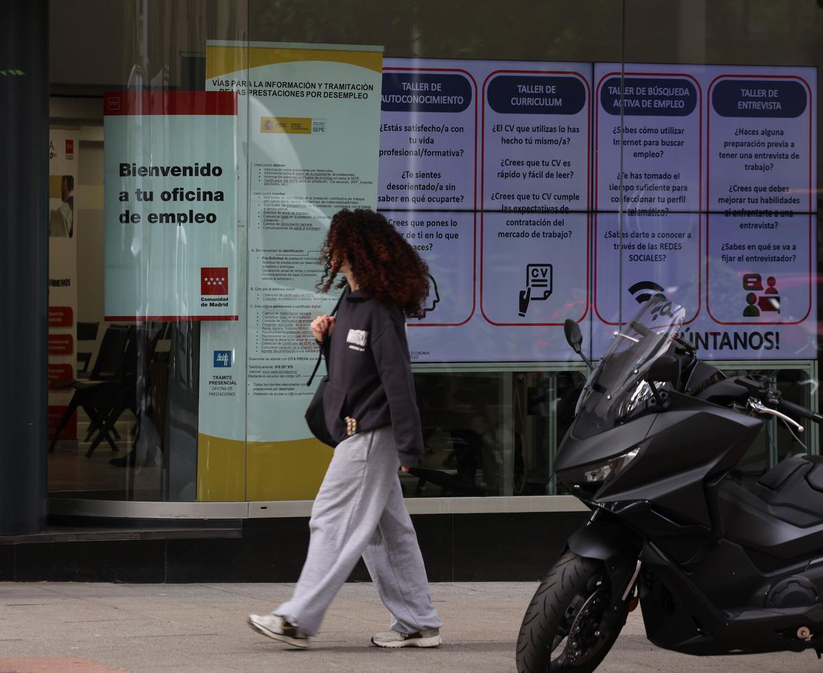 Una persona pasa por delante de una oficina de empleo en Madrid.