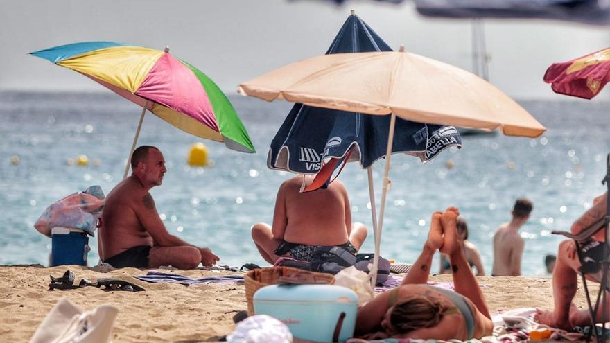 Turistas en la playa de Los Cristianos.