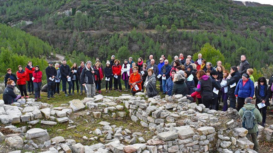 Imatge de la visita patrimonial de la Festa de Sant Sebastià a l&#039;Espai Patrimonial de les Guixeres, amb el guiatge de l&#039;estudiós Albert Fàbrega