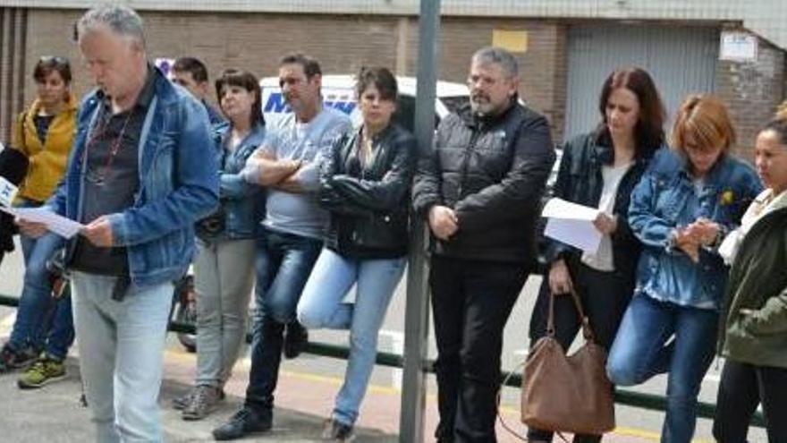 Representants del comitè d&#039;empresa davant de l&#039;hospital, ahir