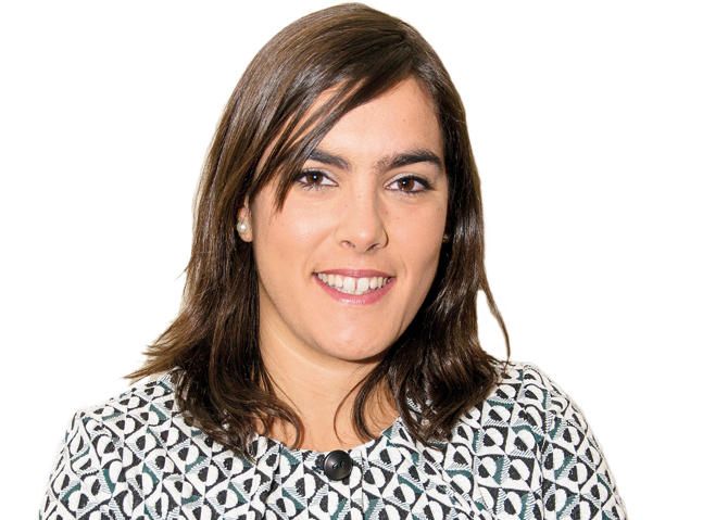 María Aparicio Calzada (PP, A Coruña). Nacida en Valencia en 1981. Es licenciada en Derecho por la Universidad de A Coruña. Asesora jurídica del Concello de Melide desde el mes de octubre hasta la actualidad. Ejerce como abogada especialista en Derecho de Familia, y Urbanismo, así como administración local.