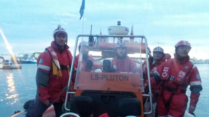 Cruz Roja rescata a cinco personas en una embarcación a la deriva en Tabarca