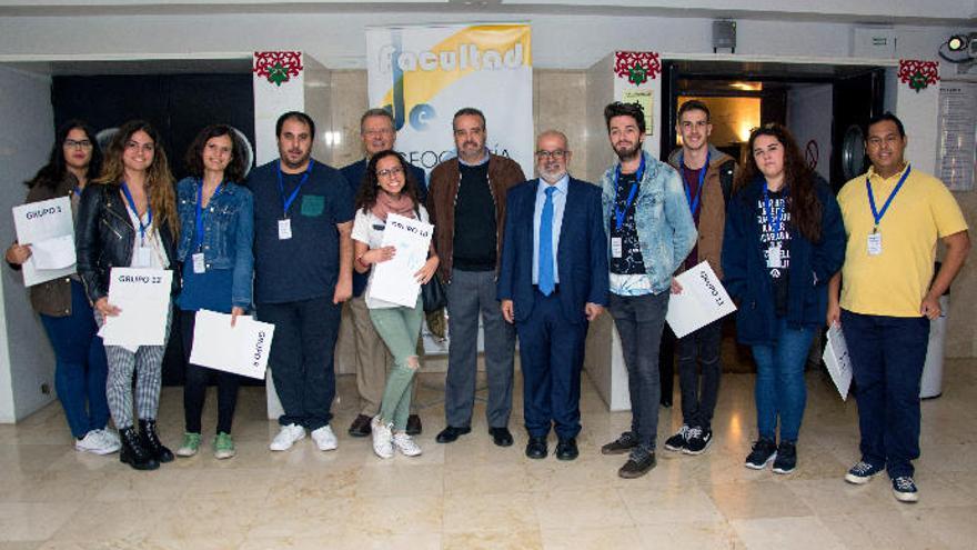 El rector con los alumnos participantes en los Talleres Participativos en la Facultad de Geografía e Historia de la ULPGC.