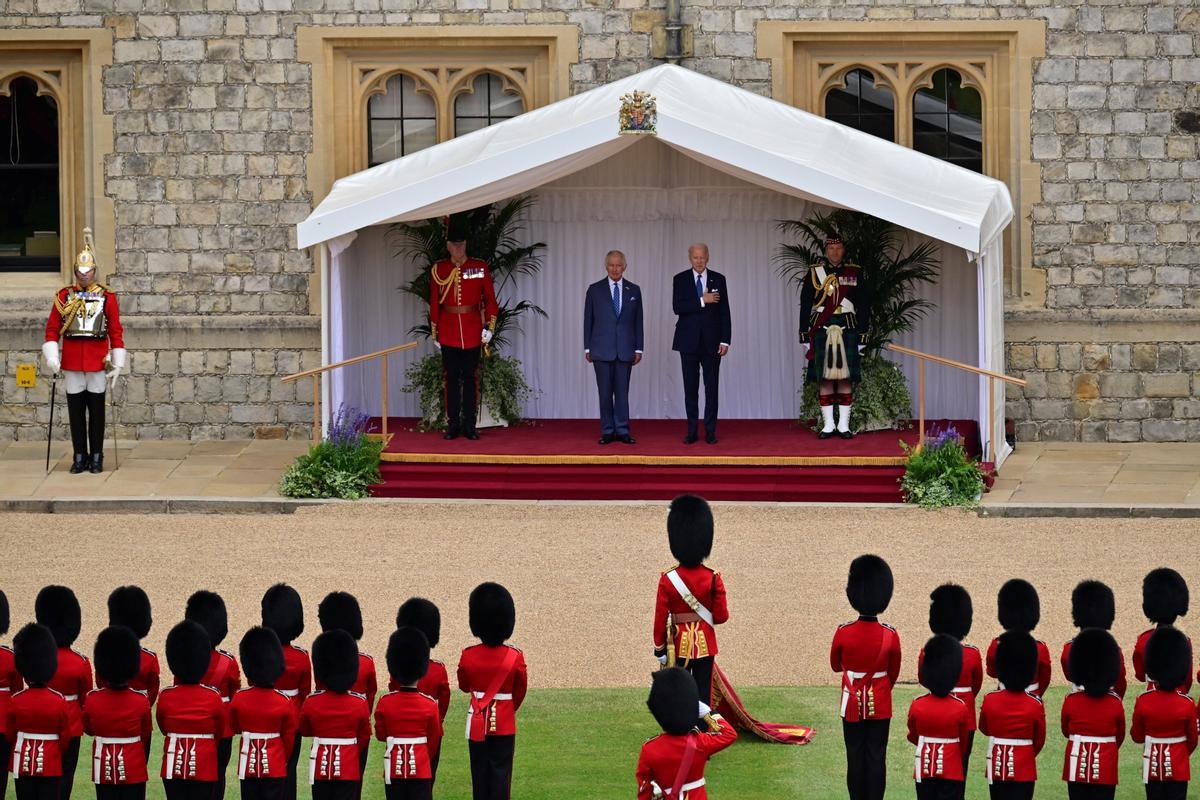 El presidente de los Estados Unidos, Joe Biden, es recibido por el rey Carlos III de Gran Bretaña durante una ceremonia de bienvenida en el Castillo de Windsor