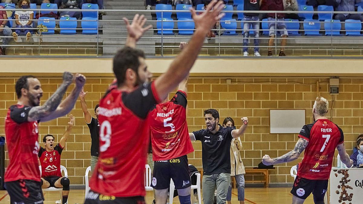 Los jugadores del ConectaBalear Manacor celebran un punto en su pista | MATEU PASCUAL