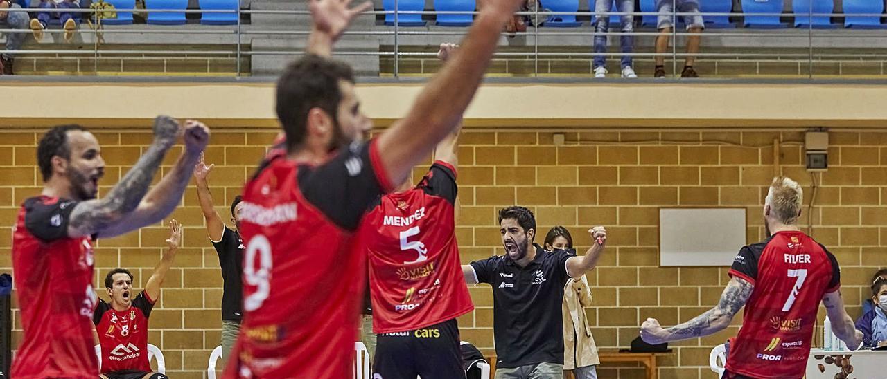 Molada, al fondo, celebra un punto con sus jugadores del ConectaBalear Manacor en el Poliesportiu Miquel Àngel Nadal.