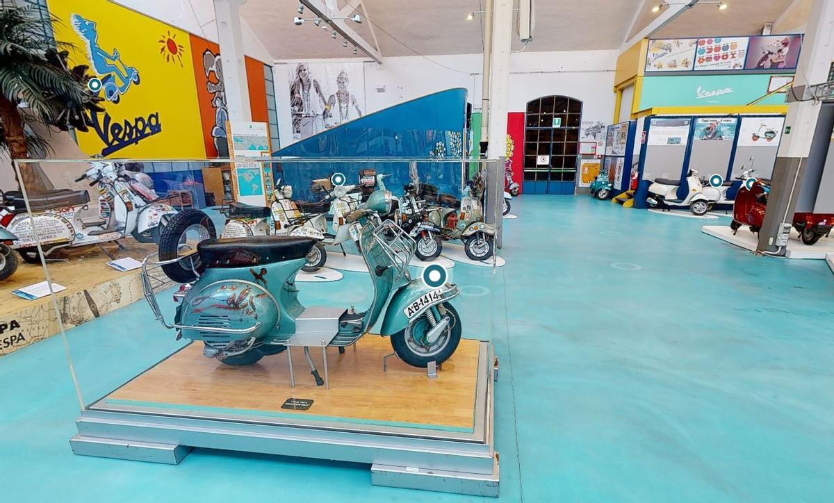 En primer terme, la Vespa Dulcinea que s'exhigeix en un lloc privilegiat del Museu Piaggio, a Pontedera, a Pisa.