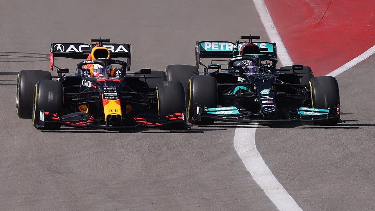 Hamilton (derecha) rebasa a Verstappen en la recta de Austin, nada más tomar la salida.
