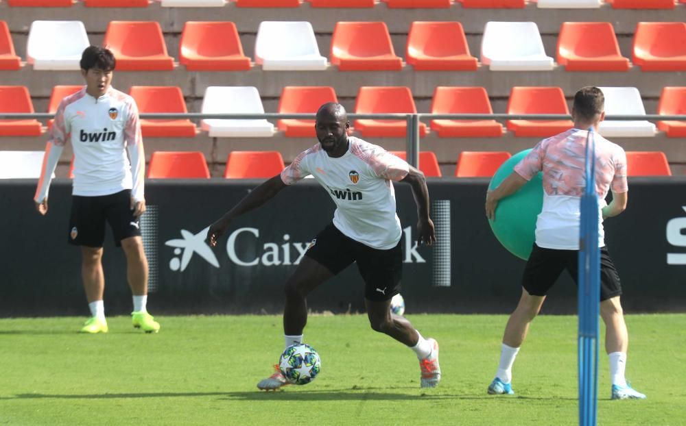 Anil Murthy, atento al entrenamiento del Valencia