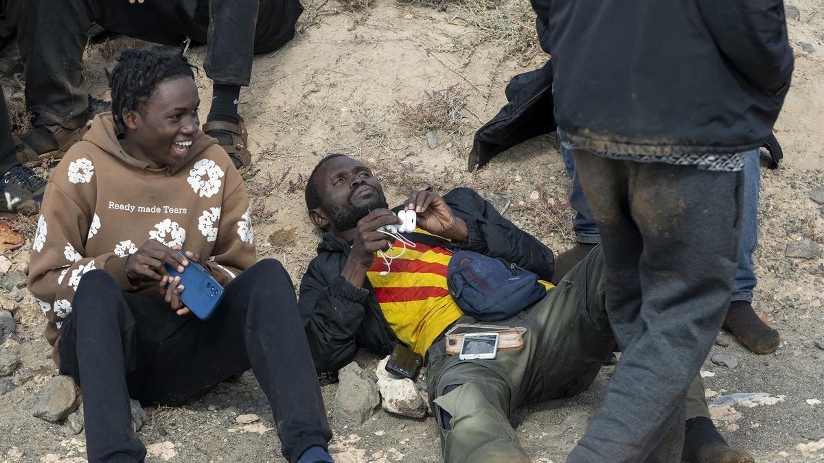Una neumática con unos 50 migrantes llega a la costa este de Lanzarote