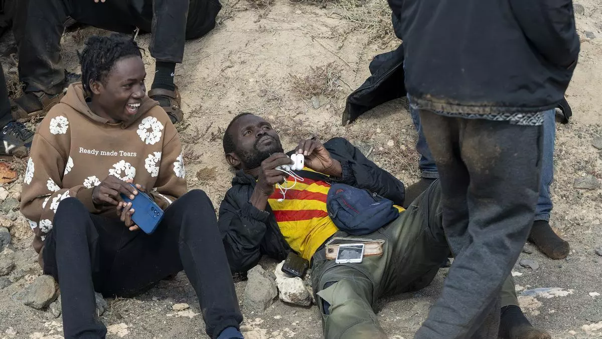 Una barca neumática con unos 50 migrantes llega al este de Lanzarote