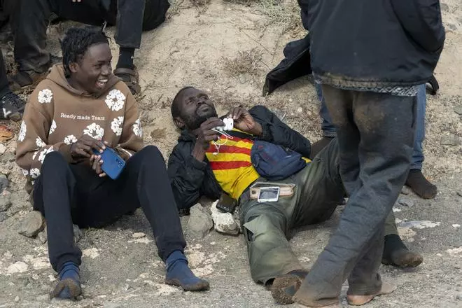 Una neumática con unos 50 migrantes llega a la costa este de Lanzarote