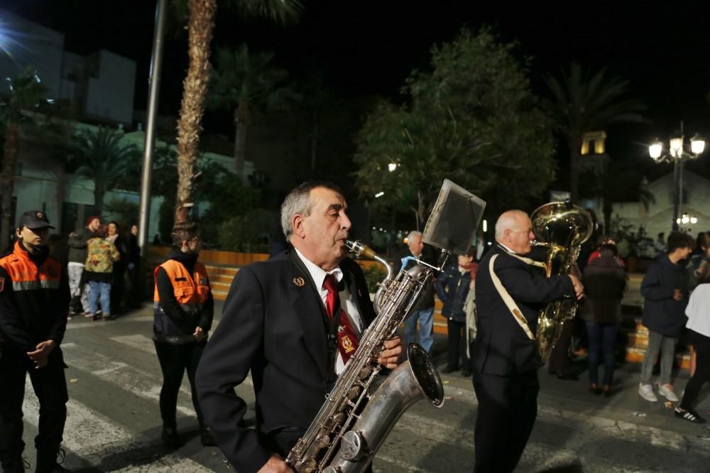 Miles de personas contemplaron el paso de las imágenes de las seis cofradías que participan en Lunes Santo