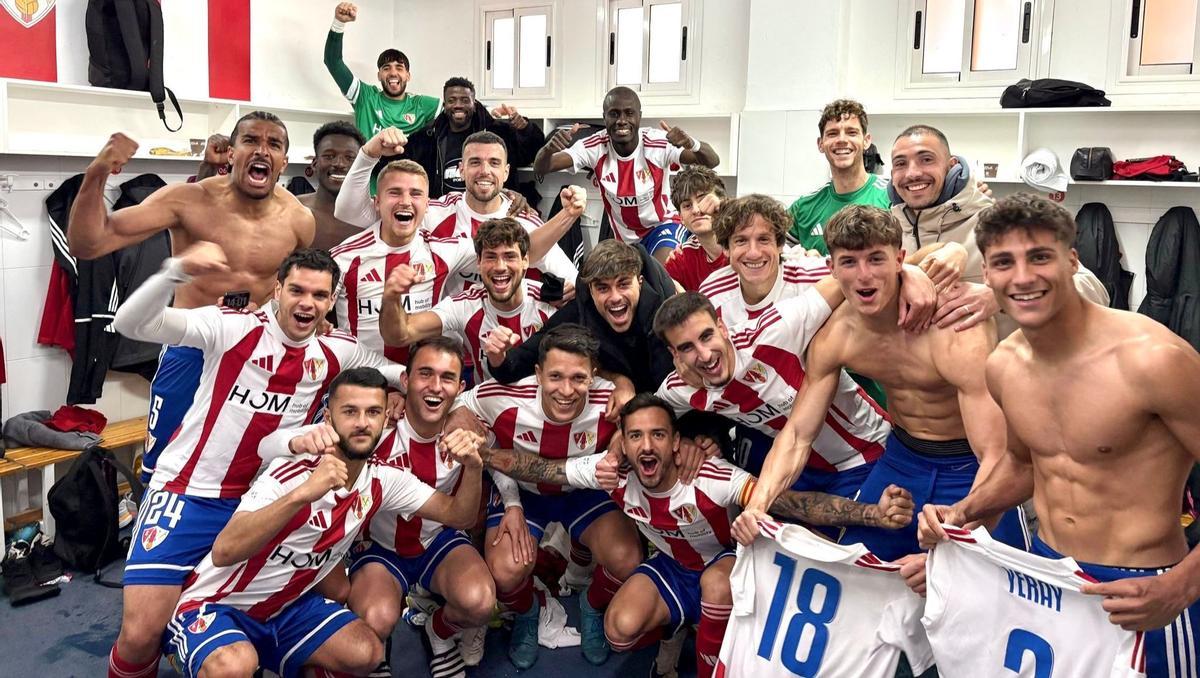 Los jugadores del Barbastro celebran la victoria en el vestuario.