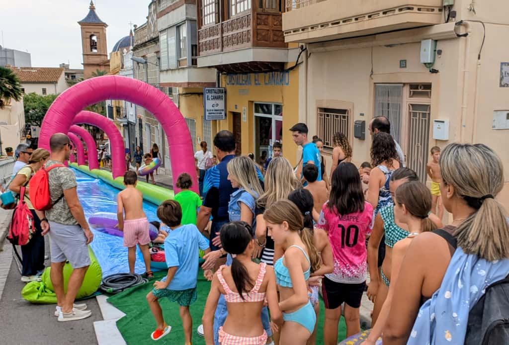 GALERÍA I Las imágenes de la fiesta del agua en Benicàssim