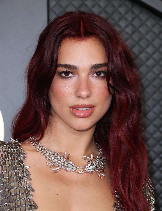 Dua Lipa en la alfombra roja de los Premios Grammy 2024.