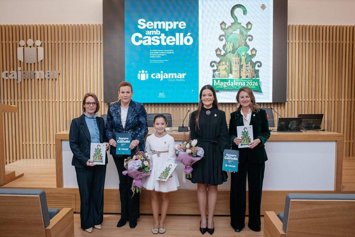 Las reinas de las fiestas de Castelló, con la alcaldesa, la directora territorial de Cajamar y la presidenta del Patronat Municipal de Festes.