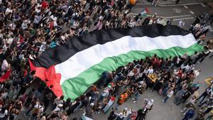 Archivo - Manifestación estudiantil en apoyo a Palestina, en la plaça de la Universitat de Barcelona.