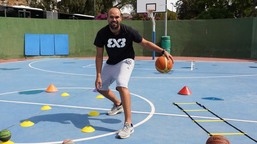 El entrenador y jugador de baloncesto José Rojas en la pista de el Club El Candado que se utilizará para las clases.