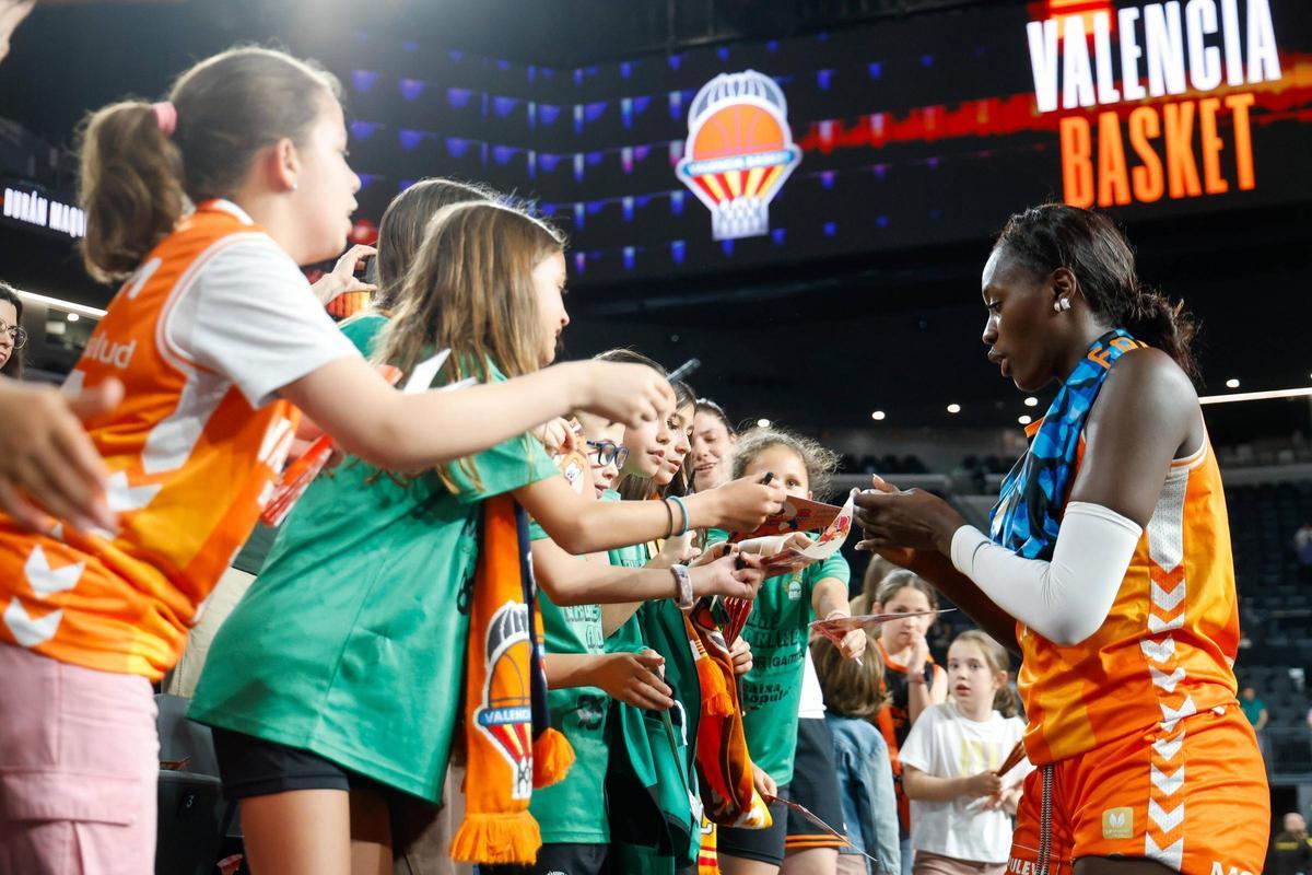 Así ha sido el regreso al Roig Arena de Awa Fam tras triunfar en el draft de la WNBA