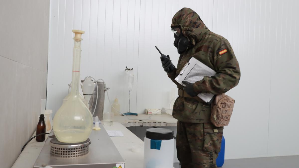 En casa de localizar un agente químico de guerra, toman una primera muestra en el laboratorio de la fábrica para después extraerla de allí.