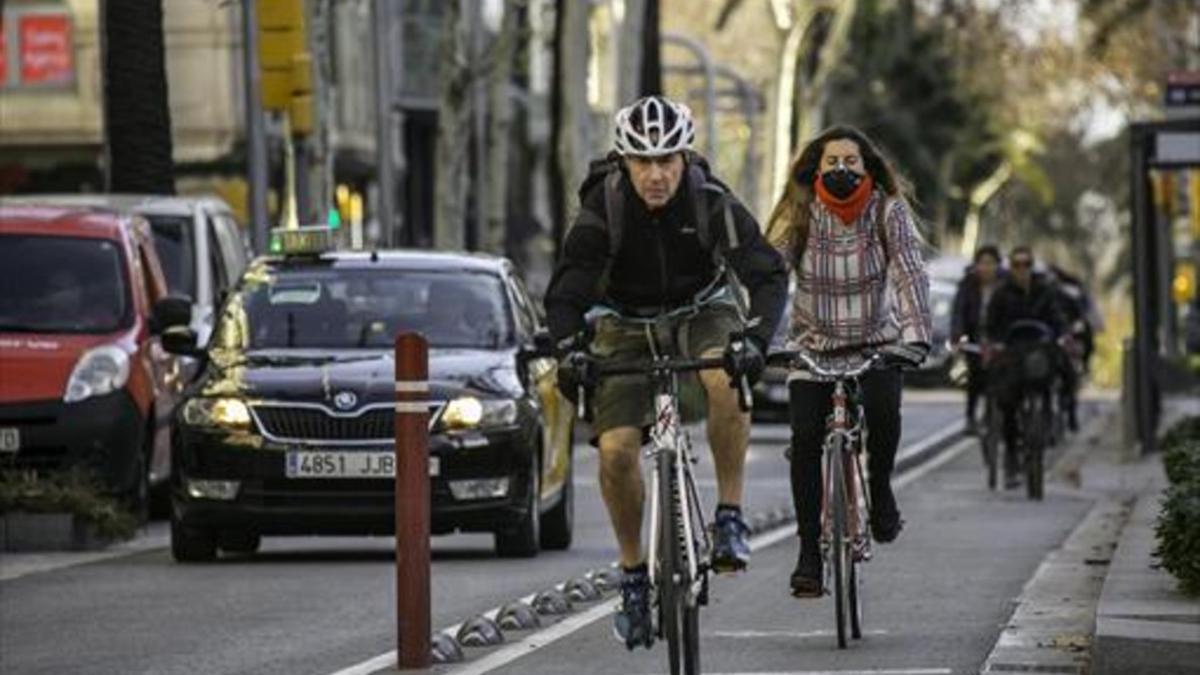 Unos ciclistas circulan por el barril bici de la Diagonal, el jueves.
