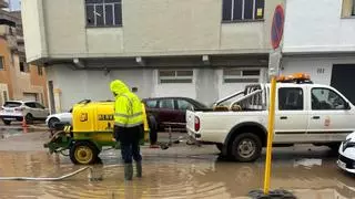 La lluvia provoca embalsamientos en l'Alcúdia ante el colapso de alcantarillas y colectores por el barro